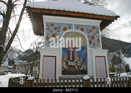 La neige a couvert un culte à Kranjska Gora, Slovénie. Banque D'Images