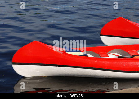 Deux barques sur l'eau, rouge et blanc Banque D'Images