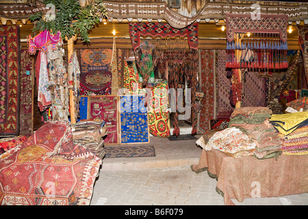 Marchand de tapis Goereme, Cappadoce, Anatolie centrale, Turquie, Asie Banque D'Images