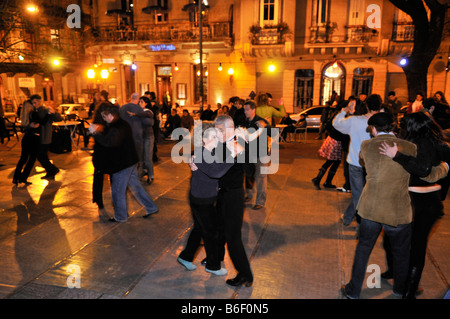 Danseuses à un événement tango, Milonga, sur la Plaza Dorrego Square et le quartier San Telmo, Buenos Aires, Argentine, Amérique du Sud Banque D'Images