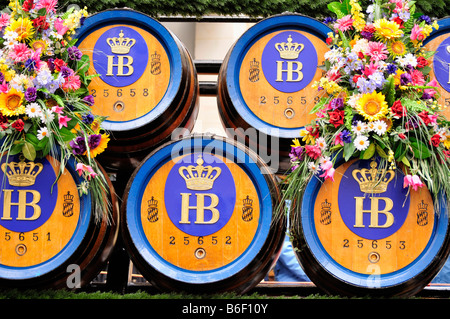 Les fûts de bière sur un wagon bière lors de la traditionnelle parade de costumes à l'Oktoberfest, Munich, Bavaria, Germany, Europe Banque D'Images