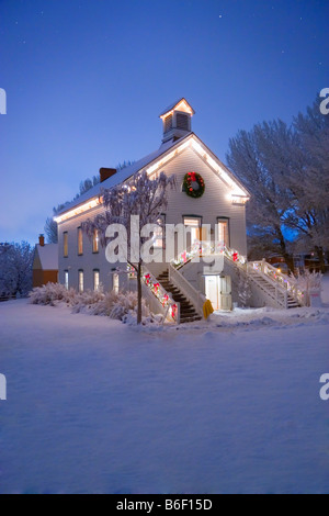 Une vieille église pioneer avec les premières étoiles dans le ciel au moment de Noël dans la région de Pioneer Village State Park à Salt Lake City, UT Banque D'Images