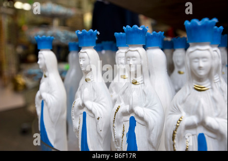 Les bassins en forme de Vierge Marie pour l'eau bénite, souvenir, Lourdes, France, Europe, Pyrenees-Midi Banque D'Images