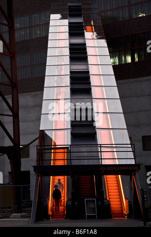 Escalator illuminé de Zeche Zollverein Site du patrimoine mondial de l'Allemagne, avec, en Rhénanie du Nord-Westphalie, région de la Ruhr, à Essen Banque D'Images