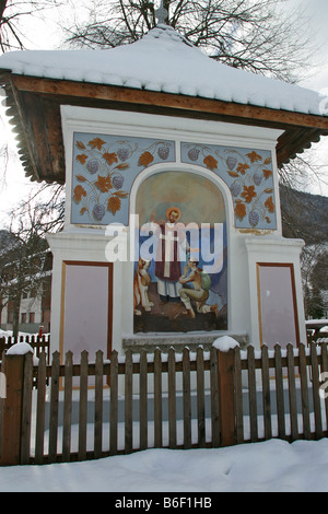 La neige a couvert un culte à Kranjska Gora, Slovénie. Banque D'Images