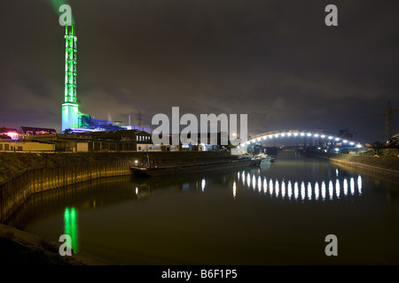 Cheminée éclairé à l'Harbour Bridge et de Duiburg par nuit, l'Allemagne, en Rhénanie du Nord-Westphalie, région de la Ruhr, Duisburg Banque D'Images