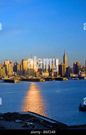 USA, New York, Manhattan, vue sur Manhattan skyline de New Jersey au coucher du soleil Banque D'Images