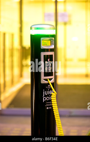 G Wiz voiture électrique est en cours de charge à partir d'une ville de Westminster Londres Royaume-Uni Point Jus Banque D'Images