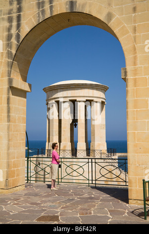 Bell siège Monument, Monument commémoratif de la Seconde Guerre mondiale, grâce à arch, Barracca Gardens, La Valette, Malte Banque D'Images