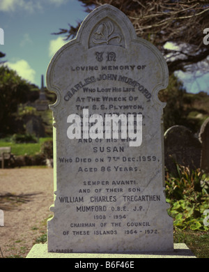 La tombe d'un marin qui est mort dans un naufrage dans le cimetière St Mary ancienne église, Isles of Scilly Banque D'Images