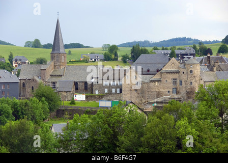 Vue sur la ville, ville de construire à partir de la pierre de lave, France, Auvergne, Besse-en-Chandesse Banque D'Images