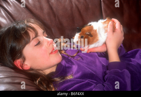 Cavia, cobaye (Cavia spec.), Girl with cavia Banque D'Images