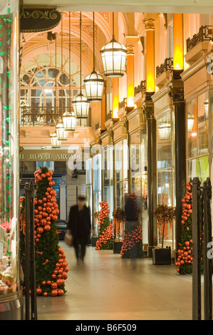 Boutiques dans la Royal Arcade W1 au moment de Noël, Londres, Royaume-Uni Banque D'Images