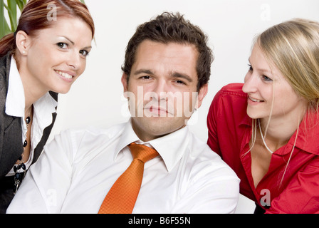 Patron et deux jeunes secrétaires Banque D'Images