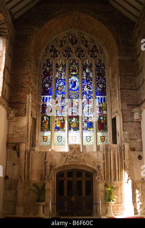 Le Grand Hall, Château de Highcliffe, Dorset, avec la 'fenêtre' Jesse vitraux (arbre de famille de Jésus). Banque D'Images