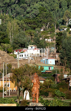 Règlement sur l'île Robinson Crusoé et statue de Robinson Crusoé, dans l'avant-plan au Chili, le Chili, l'île Robinson Banque D'Images