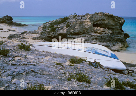 Canot en bois se trouve à l'envers sur la plage de Blue Lagoon Island Bahamas Banque D'Images