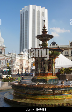 Fontaine de Merdeka Square avec l'Ancien hôtel de ville en arrière-plan, Kuala Lumpur Banque D'Images