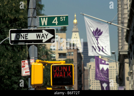 Les plaques de rue et les drapeaux, NYU, Washington Square, NYC Banque D'Images