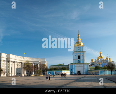 Ykhailiv "Matin'ska Carré' scène avec vue sur "ykhailiv'skyj Sobor'. Kiev-City, centre de l'Ukraine. Banque D'Images