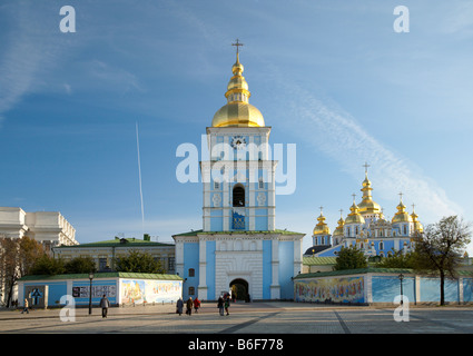 Ykhailiv "Matin'ska Carré' scène avec vue sur "ykhailiv'skyj Sobor'. Kiev-City, centre de l'Ukraine. Banque D'Images