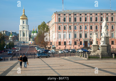 Ykhailiv "Matin'ska Carré' scène avec vue sur cathédrale Sainte-Sophie et la grande-duchesse Olga monument. Kiev-City, Ukraine Banque D'Images