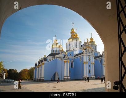 Grand angle de vue de "ykhailiv'skyj Sobor' (cathédrale orthodoxe chrétienne) par gate arch. Kiev-City, centre de l'Ukraine. Banque D'Images