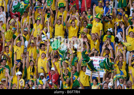 Les fans de football brésilien cheering Banque D'Images