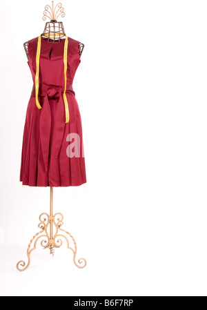 Mannequin du tailleur avec une robe et ruban à mesurer Banque D'Images
