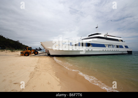 TRANSPORT ROUTIER un traversier a accosté sur une plage de l'île Moreton QUEENSLAND AUSTRALIE BDB11215 HORIZONTAL Banque D'Images