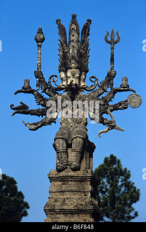 Sculpture en béton d'un Three-Headed Ganesh, le dieu éléphant, Buddhist-Hindu Sala Kaew Ku Sculpture Park , Nong Khai, Thaïlande Banque D'Images