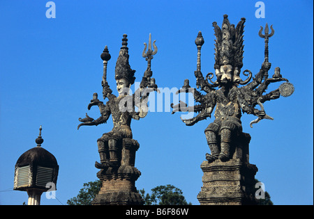 Multi-Headed Multi-Armed Shiva et Ganesh, le dieu éléphant, dans la Sala Kaew Ku Sculpture Park, Nong Khai, Thailand Banque D'Images