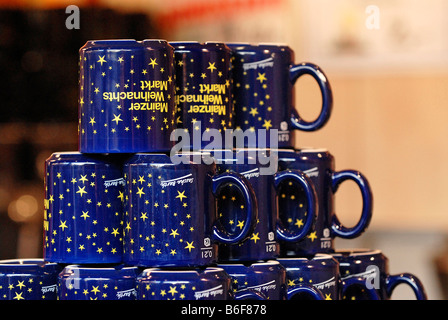 Motif d'un marché de Noël dans une ville allemande. Tasse avec Gluehwein Banque D'Images