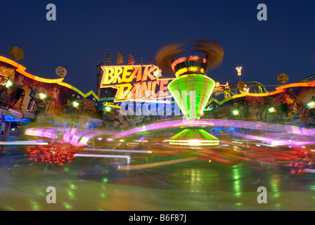 Foire à la ride du breakdance Cannstatter Volksfest juste, photo de nuit, à Stuttgart, Bade-Wurtemberg, Allemagne, Europe Banque D'Images