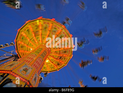 Photo de nuit de Cannstatter Volksfest swing, carrousel, Stuttgart, Bade-Wurtemberg, Allemagne, Europe Banque D'Images