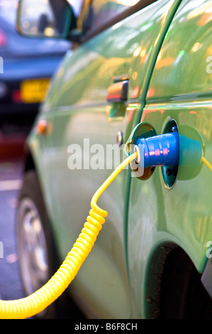 G Wiz voiture électrique est en cours de charge à partir d'une ville de Westminster Londres Royaume-Uni Point Jus Banque D'Images