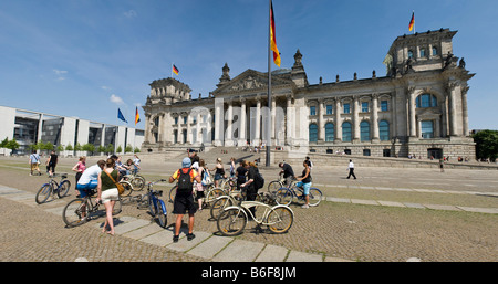 Vue panoramique de touristes sur les bicyclettes devant le Reichstag ou édifices du Parlement allemand, Berlin, Germany, Europe Banque D'Images