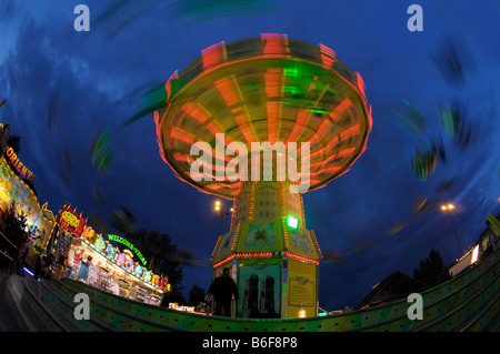 Sur un champ de foire carrousel Swing Banque D'Images