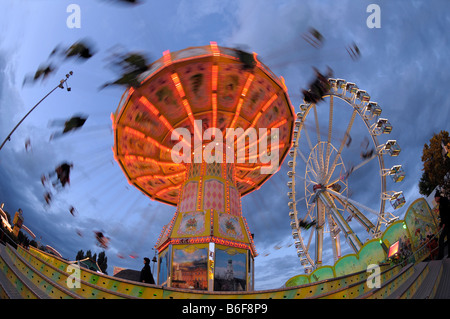 Sur un champ de foire carrousel Swing Banque D'Images