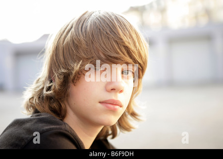 Garçon, 12 ans, avec des cheveux blonds Banque D'Images