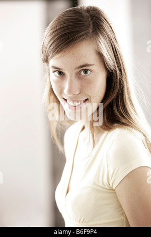 Adolescente, femme, 17 ans, vêtu d'un light top Banque D'Images
