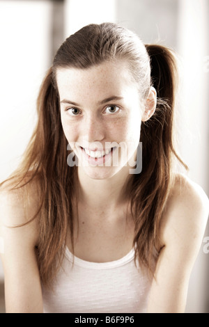 Adolescente, femme, 17 ans, souriant, portant des cheveux en queue de cheval Banque D'Images