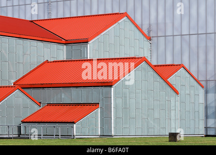 Maisons vertes avec des toits d'étain rouge, la protection de l'édifice d'une grande baignoire, nouveau musée romain, parc archéologique de Xanten APX, inférieur, Banque D'Images