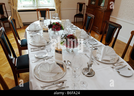 Ensemble de tables de banquet pour six personnes dans le Biedermeierzimmer ou Biedermeier Prix du château Krickenbeck, Nettetal, Niede Banque D'Images