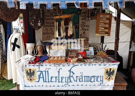 Babiole shop, décroche à un marché médiéval, Chevalier, château fort du Festival Satzvey, Mechernich, l'Eifel, Rhénanie du Nord-Westphalie Banque D'Images