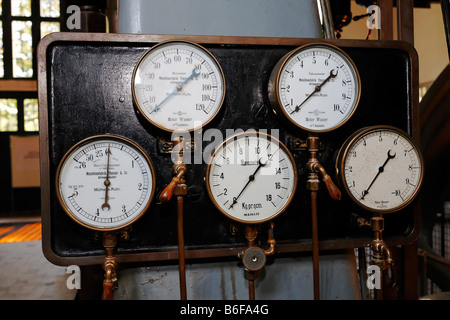 Cinq de jauges d'une pompe à vide à partir de 1911, y compris un manomètre Manomètre à vide et, dans la salle des machines dans l'Historisches Wasse Banque D'Images