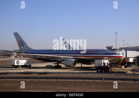 La compagnie American Airlines sur l'aire de jets à l'aéroport JFK New York USA Banque D'Images