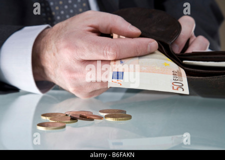 Mains d'un homme d'argent comptant Banque D'Images