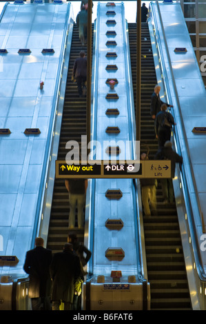 Les navetteurs sur les escaliers mécaniques à la station de métro Canary Wharf, London E14 United Kingdom Banque D'Images