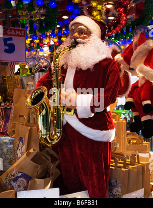 Un père noël Mannequin jouant un saxophone sur un parc d'amusement d'un décrochage. Banque D'Images